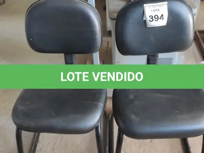 LOTE 394 - 02 CADEIRAS DE ESCRITÓRIO. (NO ESTADO) ATENÇÃO! FAZER A VISITAÇÃO ANTES DE ARREMATAR, NÃO SABEMOS SE FUNCIONA, LEILÃO NÃO TEM GARANTIA E NEM DEVOLUÇÃO, SUJEITO A POSSÍVEIS AVARIAS VISÍVEIS/OCULTAS E/OU AUSÊNCIA DE COMPONENTES.