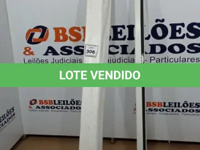LOTE 306 - 02 TELAS DE PROJEÇÃO. (NO ESTADO) ATENÇÃO! FAZER A VISITAÇÃO ANTES DE ARREMATAR, NÃO SABEMOS SE FUNCIONA, LEILÃO NÃO TEM GARANTIA E NEM DEVOLUÇÃO, SUJEITO A POSSÍVEIS AVARIAS VISÍVEIS/OCULTAS E/OU AUSÊNCIA DE COMPONENTES.