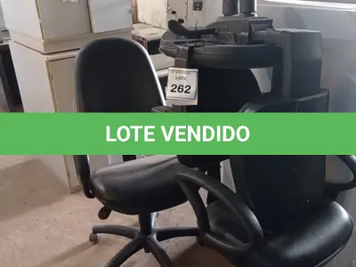 LOTE 262 - 03 CADEIRAS GIRATÓRIAS. (NO ESTADO) ATENÇÃO! FAZER A VISITAÇÃO ANTES DE ARREMATAR, NÃO SABEMOS SE FUNCIONA, LEILÃO NÃO TEM GARANTIA E NEM DEVOLUÇÃO, SUJEITO A POSSÍVEIS AVARIAS VISÍVEIS/OCULTAS E/OU AUSÊNCIA DE COMPONENTES.