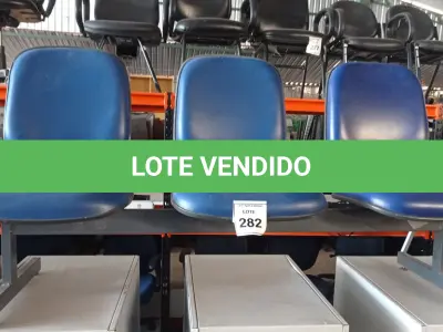 LOTE 282 - 01 LONGARINA DE 03 LUGARES. (NO ESTADO) ATENÇÃO! FAZER A VISITAÇÃO ANTES DE ARREMATAR, NÃO SABEMOS SE FUNCIONA, LEILÃO NÃO TEM GARANTIA E NEM DEVOLUÇÃO, SUJEITO A POSSÍVEIS AVARIAS VISÍVEIS/OCULTAS E/OU AUSÊNCIA DE COMPONENTES.