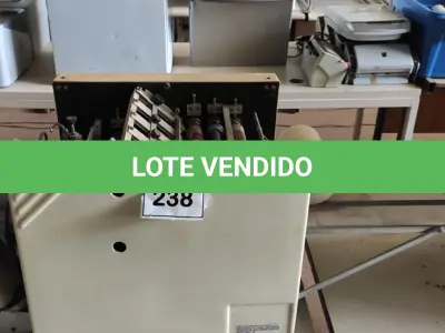 LOTE 238 - 01 DOBRADEIRA DE PAPEL MODELO DE MESA. (NO ESTADO) ATENÇÃO! FAZER A VISITAÇÃO ANTES DE ARREMATAR, NÃO SABEMOS SE FUNCIONA, LEILÃO NÃO TEM GARANTIA E NEM DEVOLUÇÃO, SUJEITO A POSSÍVEIS AVARIAS VISÍVEIS/OCULTAS E/OU AUSÊNCIA DE COMPONENTES.