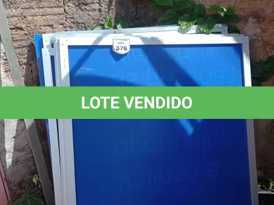 LOTE 376 - 06 PAINÉIS DE VIDRO NA COR AZUL DE 1,27X1,19. (NO ESTADO) ATENÇÃO! FAZER A VISITAÇÃO ANTES DE ARREMATAR, NÃO SABEMOS SE FUNCIONA, LEILÃO NÃO TEM GARANTIA E NEM DEVOLUÇÃO, SUJEITO A POSSÍVEIS AVARIAS VISÍVEIS/OCULTAS E/OU AUSÊNCIA DE COMPONENTES.