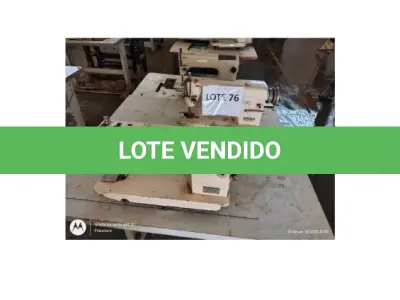 LOTE 076 - 03 MÁQUINAS DE COSTURA INDUSTRIAL, RETA, COMPLETA, COM MESA, MOTOR, MARCAS GENSY, MORITA E SUNSTAR. 