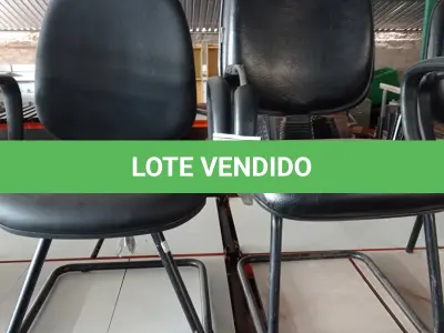 LOTE 277 - 02 CADEIRAS DE PÉS FIXOS. (NO ESTADO) ATENÇÃO! FAZER A VISITAÇÃO ANTES DE ARREMATAR, NÃO SABEMOS SE FUNCIONA, LEILÃO NÃO TEM GARANTIA E NEM DEVOLUÇÃO, SUJEITO A POSSÍVEIS AVARIAS VISÍVEIS/OCULTAS E/OU AUSÊNCIA DE COMPONENTES.