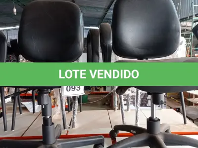 LOTE 093 - 02 CADEIRAS GIRATÓRIAS. (NO ESTADO) ATENÇÃO! FAZER A VISITAÇÃO ANTES DE ARREMATAR, NÃO SABEMOS SE FUNCIONA, LEILÃO NÃO TEM GARANTIA E NEM DEVOLUÇÃO, SUJEITO A POSSÍVEIS AVARIAS VISÍVEIS/OCULTAS E/OU AUSÊNCIA DE COMPONENTES.