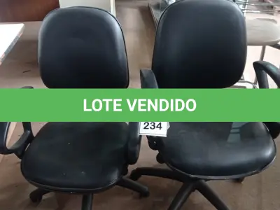 LOTE 234 - 02 CADEIRAS GIRATÓRIAS. (NO ESTADO) ATENÇÃO! FAZER A VISITAÇÃO ANTES DE ARREMATAR, NÃO SABEMOS SE FUNCIONA, LEILÃO NÃO TEM GARANTIA E NEM DEVOLUÇÃO, SUJEITO A POSSÍVEIS AVARIAS VISÍVEIS/OCULTAS E/OU AUSÊNCIA DE COMPONENTES.