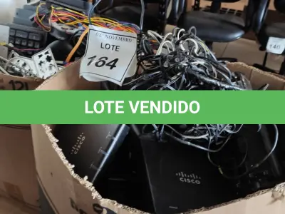 LOTE 164 - 01 LOTE COM GRANDE QUANTIDADE DE ROTEADORES, TECLADOS DE PC, MOUSES, FONTES E PERIFÉRICOS DIVERSOS. (NO ESTADO) ATENÇÃO! FAZER A VISITAÇÃO ANTES DE ARREMATAR, NÃO SABEMOS SE FUNCIONA, LEILÃO NÃO TEM GARANTIA E NEM DEVOLUÇÃO, SUJEITO A POSSÍVEIS AVARIAS VISÍVEIS/OCULTAS E/OU AUSÊNCIA DE COMPONENTES.