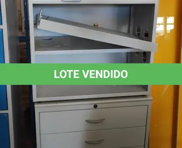 LOTE 260 - 02 ARMÁRIOS BAIXOS DE FERRO E TAMPO EM MADEIRA COM 03 GAVETAS E 01 PORTA CADA. (NO ESTADO) ATENÇÃO! FAZER A VISITAÇÃO ANTES DE ARREMATAR, NÃO SABEMOS SE FUNCIONA, LEILÃO NÃO TEM GARANTIA E NEM DEVOLUÇÃO, SUJEITO A POSSÍVEIS AVARIAS VISÍVEIS/OCULTAS E/OU AUSÊNCIA DE COMPONENTES.