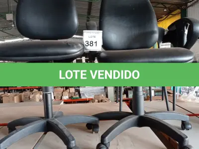 LOTE 381 - 02 CADEIRAS DE ESCRITÓRIO. (NO ESTADO) ATENÇÃO! FAZER A VISITAÇÃO ANTES DE ARREMATAR, NÃO SABEMOS SE FUNCIONA, LEILÃO NÃO TEM GARANTIA E NEM DEVOLUÇÃO, SUJEITO A POSSÍVEIS AVARIAS VISÍVEIS/OCULTAS E/OU AUSÊNCIA DE COMPONENTES.