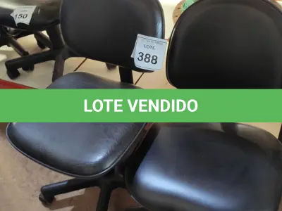 LOTE 388 - 02 CADEIRAS DE ESCRITÓRIO. (NO ESTADO) ATENÇÃO! FAZER A VISITAÇÃO ANTES DE ARREMATAR, NÃO SABEMOS SE FUNCIONA, LEILÃO NÃO TEM GARANTIA E NEM DEVOLUÇÃO, SUJEITO A POSSÍVEIS AVARIAS VISÍVEIS/OCULTAS E/OU AUSÊNCIA DE COMPONENTES.