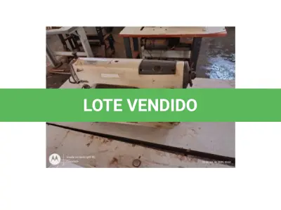 LOTE 076 - 03 MÁQUINAS DE COSTURA INDUSTRIAL, RETA, COMPLETA, COM MESA, MOTOR, MARCAS GENSY, MORITA E SUNSTAR. 