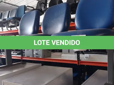 LOTE 287 - 01 LONGARINA DE 03 LUGARES. (NO ESTADO) ATENÇÃO! FAZER A VISITAÇÃO ANTES DE ARREMATAR, NÃO SABEMOS SE FUNCIONA, LEILÃO NÃO TEM GARANTIA E NEM DEVOLUÇÃO, SUJEITO A POSSÍVEIS AVARIAS VISÍVEIS/OCULTAS E/OU AUSÊNCIA DE COMPONENTES.