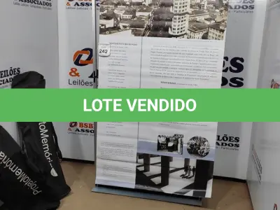 LOTE 242 - 02 EXPOSITORES DE CARTAZES. (NO ESTADO) ATENÇÃO! FAZER A VISITAÇÃO ANTES DE ARREMATAR, NÃO SABEMOS SE FUNCIONA, LEILÃO NÃO TEM GARANTIA E NEM DEVOLUÇÃO, SUJEITO A POSSÍVEIS AVARIAS VISÍVEIS/OCULTAS E/OU AUSÊNCIA DE COMPONENTES.
