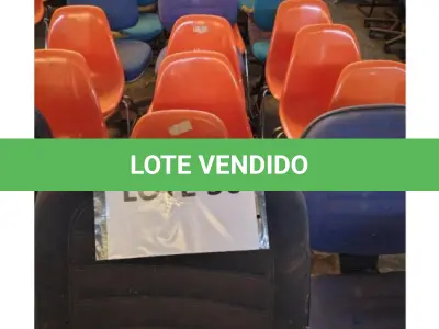 LOTE 050 - 29 CADEIRAS, EM DIVERSOS MODELOS, COMO GIRATÓRIAS SEM BRAÇO E COM BRAÇO AZUL, POLTRONAS ALTAS COM BRAÇO E SEM BRAÇO E ESPALDAR BAIXO COM APÓIA BRAÇOS, MODELO: ERMECACCRI; (NO ESTADO DE CONSERVAÇÃO QUE SE ENCONTRAM)