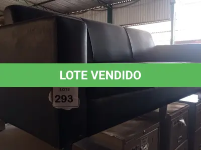 LOTE 293 - 01 SOFÁ DE 03 LUGARES EM COURO SINTÉTICO NA COR PRETA. (NO ESTADO) ATENÇÃO! FAZER A VISITAÇÃO ANTES DE ARREMATAR, NÃO SABEMOS SE FUNCIONA, LEILÃO NÃO TEM GARANTIA E NEM DEVOLUÇÃO, SUJEITO A POSSÍVEIS AVARIAS VISÍVEIS/OCULTAS E/OU AUSÊNCIA DE COMPONENTES.