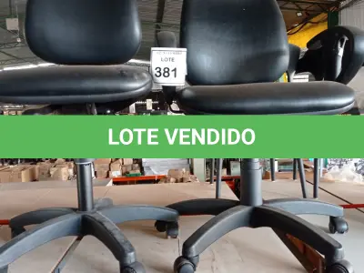LOTE 381 - 02 CADEIRAS DE ESCRITÓRIO. (NO ESTADO) ATENÇÃO! FAZER A VISITAÇÃO ANTES DE ARREMATAR, NÃO SABEMOS SE FUNCIONA, LEILÃO NÃO TEM GARANTIA E NEM DEVOLUÇÃO, SUJEITO A POSSÍVEIS AVARIAS VISÍVEIS/OCULTAS E/OU AUSÊNCIA DE COMPONENTES.