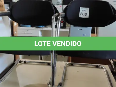 LOTE 203 - 02 CADEIRAS DE PÉS FIXOS. (NO ESTADO) ATENÇÃO! FAZER A VISITAÇÃO ANTES DE ARREMATAR, NÃO SABEMOS SE FUNCIONA, LEILÃO NÃO TEM GARANTIA E NEM DEVOLUÇÃO, SUJEITO A POSSÍVEIS AVARIAS VISÍVEIS/OCULTAS E/OU AUSÊNCIA DE COMPONENTES.