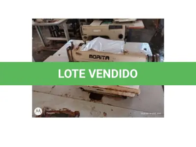 LOTE 076 - 03 MÁQUINAS DE COSTURA INDUSTRIAL, RETA, COMPLETA, COM MESA, MOTOR, MARCAS GENSY, MORITA E SUNSTAR. 