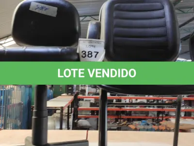 LOTE 387 - 02 CADEIRAS DE ESCRITÓRIO SENDO 01 COM PÉS FIXOS. (NO ESTADO) ATENÇÃO! FAZER A VISITAÇÃO ANTES DE ARREMATAR, NÃO SABEMOS SE FUNCIONA, LEILÃO NÃO TEM GARANTIA E NEM DEVOLUÇÃO, SUJEITO A POSSÍVEIS AVARIAS VISÍVEIS/OCULTAS E/OU AUSÊNCIA DE COMPONENTES.