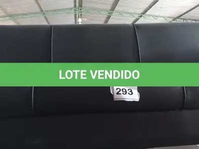 LOTE 293 - 01 SOFÁ DE 03 LUGARES EM COURO SINTÉTICO NA COR PRETA. (NO ESTADO) ATENÇÃO! FAZER A VISITAÇÃO ANTES DE ARREMATAR, NÃO SABEMOS SE FUNCIONA, LEILÃO NÃO TEM GARANTIA E NEM DEVOLUÇÃO, SUJEITO A POSSÍVEIS AVARIAS VISÍVEIS/OCULTAS E/OU AUSÊNCIA DE COMPONENTES.