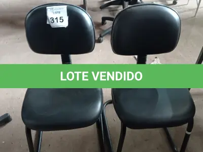 LOTE 315 - 02 CADEIRAS DE ESCRITÓRIO. (NO ESTADO) ATENÇÃO! FAZER A VISITAÇÃO ANTES DE ARREMATAR, NÃO SABEMOS SE FUNCIONA, LEILÃO NÃO TEM GARANTIA E NEM DEVOLUÇÃO, SUJEITO A POSSÍVEIS AVARIAS VISÍVEIS/OCULTAS E/OU AUSÊNCIA DE COMPONENTES.
