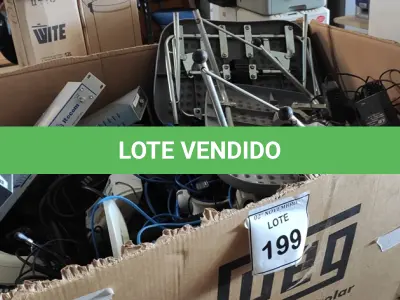 LOTE 199 - 01 LOTE COM GRANDE QUANTIDADE DE APARELHOS DE TELEFONE, FONTES, 02 SUPORTES PARA PÉS E ELETRÔNICOS DIVERSOS. (NO ESTADO) ATENÇÃO! FAZER A VISITAÇÃO ANTES DE ARREMATAR, NÃO SABEMOS SE FUNCIONA, LEILÃO NÃO TEM GARANTIA E NEM DEVOLUÇÃO, SUJEITO A POSSÍVEIS AVARIAS VISÍVEIS/OCULTAS E/OU AUSÊNCIA DE COMPONENTES.