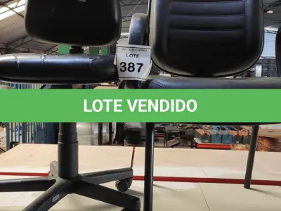 LOTE 387 - 02 CADEIRAS DE ESCRITÓRIO SENDO 01 COM PÉS FIXOS. (NO ESTADO) ATENÇÃO! FAZER A VISITAÇÃO ANTES DE ARREMATAR, NÃO SABEMOS SE FUNCIONA, LEILÃO NÃO TEM GARANTIA E NEM DEVOLUÇÃO, SUJEITO A POSSÍVEIS AVARIAS VISÍVEIS/OCULTAS E/OU AUSÊNCIA DE COMPONENTES.