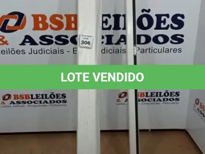 LOTE 306 - 02 TELAS DE PROJEÇÃO. (NO ESTADO) ATENÇÃO! FAZER A VISITAÇÃO ANTES DE ARREMATAR, NÃO SABEMOS SE FUNCIONA, LEILÃO NÃO TEM GARANTIA E NEM DEVOLUÇÃO, SUJEITO A POSSÍVEIS AVARIAS VISÍVEIS/OCULTAS E/OU AUSÊNCIA DE COMPONENTES.