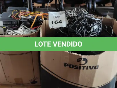 LOTE 164 - 01 LOTE COM GRANDE QUANTIDADE DE ROTEADORES, TECLADOS DE PC, MOUSES, FONTES E PERIFÉRICOS DIVERSOS. (NO ESTADO) ATENÇÃO! FAZER A VISITAÇÃO ANTES DE ARREMATAR, NÃO SABEMOS SE FUNCIONA, LEILÃO NÃO TEM GARANTIA E NEM DEVOLUÇÃO, SUJEITO A POSSÍVEIS AVARIAS VISÍVEIS/OCULTAS E/OU AUSÊNCIA DE COMPONENTES.