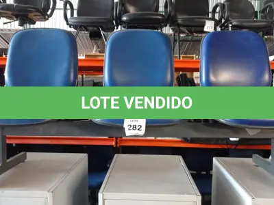 LOTE 282 - 01 LONGARINA DE 03 LUGARES. (NO ESTADO) ATENÇÃO! FAZER A VISITAÇÃO ANTES DE ARREMATAR, NÃO SABEMOS SE FUNCIONA, LEILÃO NÃO TEM GARANTIA E NEM DEVOLUÇÃO, SUJEITO A POSSÍVEIS AVARIAS VISÍVEIS/OCULTAS E/OU AUSÊNCIA DE COMPONENTES.