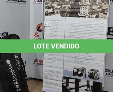 LOTE 242 - 02 EXPOSITORES DE CARTAZES. (NO ESTADO) ATENÇÃO! FAZER A VISITAÇÃO ANTES DE ARREMATAR, NÃO SABEMOS SE FUNCIONA, LEILÃO NÃO TEM GARANTIA E NEM DEVOLUÇÃO, SUJEITO A POSSÍVEIS AVARIAS VISÍVEIS/OCULTAS E/OU AUSÊNCIA DE COMPONENTES.