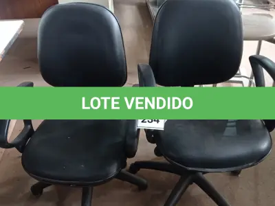 LOTE 234 - 02 CADEIRAS GIRATÓRIAS. (NO ESTADO) ATENÇÃO! FAZER A VISITAÇÃO ANTES DE ARREMATAR, NÃO SABEMOS SE FUNCIONA, LEILÃO NÃO TEM GARANTIA E NEM DEVOLUÇÃO, SUJEITO A POSSÍVEIS AVARIAS VISÍVEIS/OCULTAS E/OU AUSÊNCIA DE COMPONENTES.