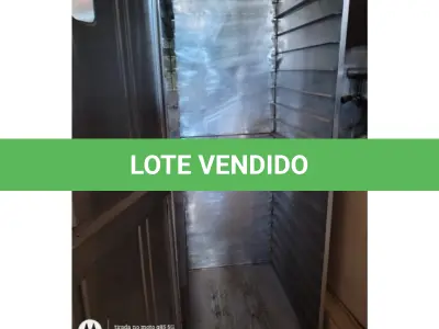 LOTE 107 - 01 ARMARIO P/ ARMAZENAR PÃO FRANCÊS, EM AÇO INOXIDAVEL, COM ROLDANAS, PORTAS COM VISOR DE VIDRO, DIMENSÕES: 180x64x74. 20 ASSADEIRAS DE 5 TIRAS EM FERRO. (NO ESTADO DE CONSERVAÇÃO QUE SE ENCONTRA)