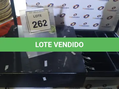 LOTE 262 - 01 GAVETA DE DINHEIRO. (NO ESTADO) ATENÇÃO! FAZER A VISITAÇÃO ANTES DE ARREMATAR, NÃO SABEMOS SE FUNCIONA, LEILÃO NÃO TEM GARANTIA E NEM DEVOLUÇÃO, SUJEITO A POSSÍVEIS AVARIAS VISÍVEIS/OCULTAS E/OU AUSÊNCIA DE COMPONENTES.