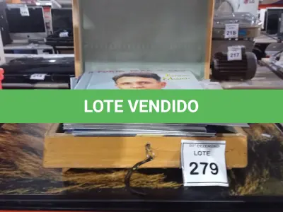 LOTE 279 - 01 QUADRO DECORATIVO, 01 CAIXA DE MADEIRA E GRANDE QUANTIDADE DE DISCOS DE VINIL. (NO ESTADO) ATENÇÃO! FAZER A VISITAÇÃO ANTES DE ARREMATAR, NÃO SABEMOS SE FUNCIONA, LEILÃO NÃO TEM GARANTIA E NEM DEVOLUÇÃO, SUJEITO A POSSÍVEIS AVARIAS VISÍVEIS/OCULTAS E/OU AUSÊNCIA DE COMPONENTES.