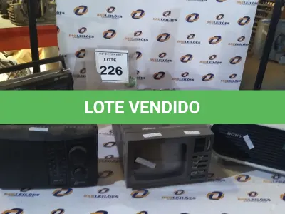 LOTE 226 - 01 PROJETOR MARCA SONY, 01 MINI TV PORTÁTIL AM/FM RÁDIO E 02 RÁDIOS. (NO ESTADO) ATENÇÃO! FAZER A VISITAÇÃO ANTES DE ARREMATAR, NÃO SABEMOS SE FUNCIONA, LEILÃO NÃO TEM GARANTIA E NEM DEVOLUÇÃO, SUJEITO A POSSÍVEIS AVARIAS VISÍVEIS/OCULTAS E/OU AUSÊNCIA DE COMPONENTES.