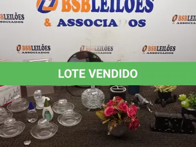 LOTE 306 - 06 XÍCARAS COM PIRES E VÁRIOS OBJETOS DECORATIVOS DIVERSOS. (NO ESTADO) ATENÇÃO! FAZER A VISITAÇÃO ANTES DE ARREMATAR, NÃO SABEMOS SE FUNCIONA, LEILÃO NÃO TEM GARANTIA E NEM DEVOLUÇÃO, SUJEITO A POSSÍVEIS AVARIAS VISÍVEIS/OCULTAS E/OU AUSÊNCIA DE COMPONENTES.