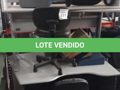 LOTE 337 - 03 MESAS PARA ESCRITÓRIOS, 04 CADEIRAS GIRATÓRIAS E 04 SUPORTES PARA PÉS. (NO ESTADO) ATENÇÃO! FAZER A VISITAÇÃO ANTES DE ARREMATAR, NÃO SABEMOS SE FUNCIONA, LEILÃO NÃO TEM GARANTIA E NEM DEVOLUÇÃO, SUJEITO A POSSÍVEIS AVARIAS VISÍVEIS/OCULTAS E/OU AUSÊNCIA DE COMPONENTES.