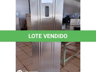 LOTE 110 - 01 ARMARIO P/ ARMAZENAR PÃO FRANCÊS, EM AÇO INOXIDAVEL, COM ROLDANAS, PORTAS COM VISOR DE VIDRO, DIMENSÕES: 180x64x74. 20 ASSADEIRAS DE 5 TIRAS EM FERRO. (NO ESTADO DE CONSERVAÇÃO QUE SE ENCONTRA)