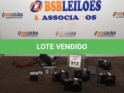 LOTE 312 - 01 FILMADORA MARCA JVC, 01 CELULAR MARCA SONY E 07 CÂMERAS FOTOGRÁFICAS DE MARCAS E MODELOS DIVERSOS. (NO ESTADO) ATENÇÃO! FAZER A VISITAÇÃO ANTES DE ARREMATAR, NÃO SABEMOS SE FUNCIONA, LEILÃO NÃO TEM GARANTIA E NEM DEVOLUÇÃO, SUJEITO A POSSÍVEIS AVARIAS VISÍVEIS/OCULTAS E/OU AUSÊNCIA DE COMPONENTES.