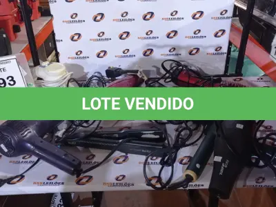 LOTE 293 - 01 LOTE COM VÁRIAS CHAPINHAS, ESCOVAS DE CABELO E 01 MASSAGEADOR DE MARCAS E MODELOS DIVERSOS. (NO ESTADO) ATENÇÃO! FAZER A VISITAÇÃO ANTES DE ARREMATAR, NÃO SABEMOS SE FUNCIONA, LEILÃO NÃO TEM GARANTIA E NEM DEVOLUÇÃO, SUJEITO A POSSÍVEIS AVARIAS VISÍVEIS/OCULTAS E/OU AUSÊNCIA DE COMPONENTES.