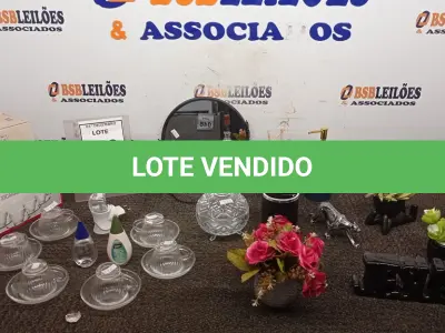 LOTE 306 - 06 XÍCARAS COM PIRES E VÁRIOS OBJETOS DECORATIVOS DIVERSOS. (NO ESTADO) ATENÇÃO! FAZER A VISITAÇÃO ANTES DE ARREMATAR, NÃO SABEMOS SE FUNCIONA, LEILÃO NÃO TEM GARANTIA E NEM DEVOLUÇÃO, SUJEITO A POSSÍVEIS AVARIAS VISÍVEIS/OCULTAS E/OU AUSÊNCIA DE COMPONENTES.