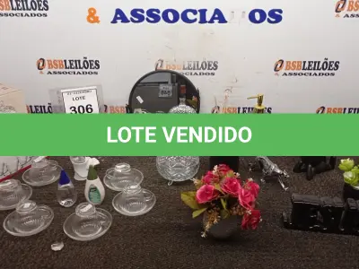 LOTE 306 - 06 XÍCARAS COM PIRES E VÁRIOS OBJETOS DECORATIVOS DIVERSOS. (NO ESTADO) ATENÇÃO! FAZER A VISITAÇÃO ANTES DE ARREMATAR, NÃO SABEMOS SE FUNCIONA, LEILÃO NÃO TEM GARANTIA E NEM DEVOLUÇÃO, SUJEITO A POSSÍVEIS AVARIAS VISÍVEIS/OCULTAS E/OU AUSÊNCIA DE COMPONENTES.
