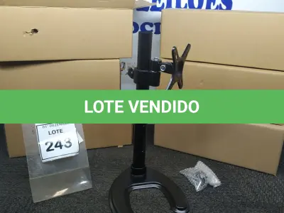LOTE 243 - 01 CAIXA COM 06 SUPORTES PARA MONITORES MARCA DATEN. (NO ESTADO) ATENÇÃO! FAZER A VISITAÇÃO ANTES DE ARREMATAR, NÃO SABEMOS SE FUNCIONA, LEILÃO NÃO TEM GARANTIA E NEM DEVOLUÇÃO, SUJEITO A POSSÍVEIS AVARIAS VISÍVEIS/OCULTAS E/OU AUSÊNCIA DE COMPONENTES.