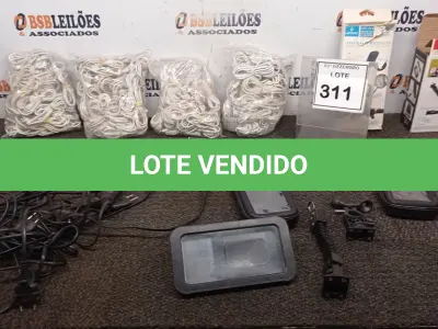 LOTE 311 - 01 LOTE COM VÁRIAS MÁQUINAS DE CORTAR CABELO, GRANDE QUANTIDADE DE CABO PARA CARREGAR CELULAR E 02 SUPORTES PARA CELULAR. (NO ESTADO) ATENÇÃO! FAZER A VISITAÇÃO ANTES DE ARREMATAR, NÃO SABEMOS SE FUNCIONA, LEILÃO NÃO TEM GARANTIA E NEM DEVOLUÇÃO, SUJEITO A POSSÍVEIS AVARIAS VISÍVEIS/OCULTAS E/OU AUSÊNCIA DE COMPONENTES.
