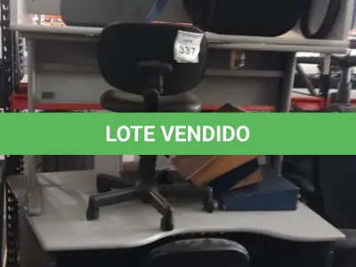 LOTE 337 - 03 MESAS PARA ESCRITÓRIOS, 04 CADEIRAS GIRATÓRIAS E 04 SUPORTES PARA PÉS. (NO ESTADO) ATENÇÃO! FAZER A VISITAÇÃO ANTES DE ARREMATAR, NÃO SABEMOS SE FUNCIONA, LEILÃO NÃO TEM GARANTIA E NEM DEVOLUÇÃO, SUJEITO A POSSÍVEIS AVARIAS VISÍVEIS/OCULTAS E/OU AUSÊNCIA DE COMPONENTES.