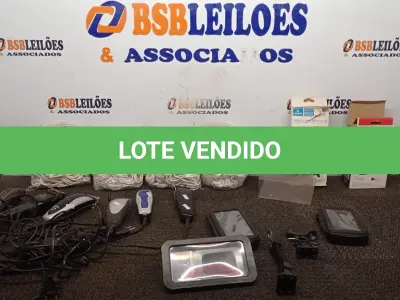 LOTE 311 - 01 LOTE COM VÁRIAS MÁQUINAS DE CORTAR CABELO, GRANDE QUANTIDADE DE CABO PARA CARREGAR CELULAR E 02 SUPORTES PARA CELULAR. (NO ESTADO) ATENÇÃO! FAZER A VISITAÇÃO ANTES DE ARREMATAR, NÃO SABEMOS SE FUNCIONA, LEILÃO NÃO TEM GARANTIA E NEM DEVOLUÇÃO, SUJEITO A POSSÍVEIS AVARIAS VISÍVEIS/OCULTAS E/OU AUSÊNCIA DE COMPONENTES.