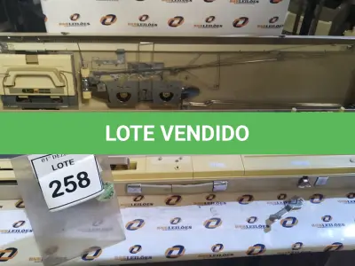 LOTE 258 - 01 MÁQUINA DE TRICOTAR MARCA ELGIN. (NO ESTADO) ATENÇÃO! FAZER A VISITAÇÃO ANTES DE ARREMATAR, NÃO SABEMOS SE FUNCIONA, LEILÃO NÃO TEM GARANTIA E NEM DEVOLUÇÃO, SUJEITO A POSSÍVEIS AVARIAS VISÍVEIS/OCULTAS E/OU AUSÊNCIA DE COMPONENTES.