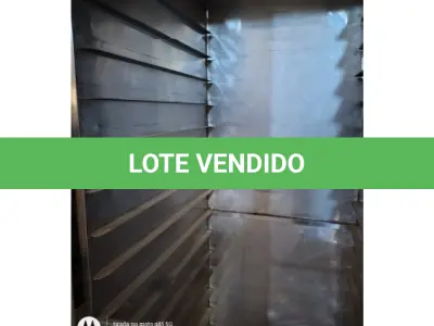 LOTE 105 - 01 ARMARIO P/ ARMAZENAR PÃO FRANCÊS, EM AÇO INOXIDAVEL, COM ROLDANAS, PORTAS COM VISOR DE VIDRO, DIMENSÕES: 180x64x74. 20 ASSADEIRAS DE 5 TIRAS EM FERRO. (NO ESTADO DE CONSERVAÇÃO QUE SE ENCONTRA)