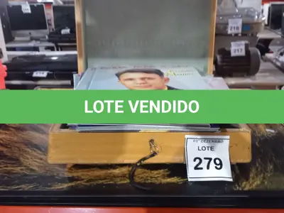 LOTE 279 - 01 QUADRO DECORATIVO, 01 CAIXA DE MADEIRA E GRANDE QUANTIDADE DE DISCOS DE VINIL. (NO ESTADO) ATENÇÃO! FAZER A VISITAÇÃO ANTES DE ARREMATAR, NÃO SABEMOS SE FUNCIONA, LEILÃO NÃO TEM GARANTIA E NEM DEVOLUÇÃO, SUJEITO A POSSÍVEIS AVARIAS VISÍVEIS/OCULTAS E/OU AUSÊNCIA DE COMPONENTES.
